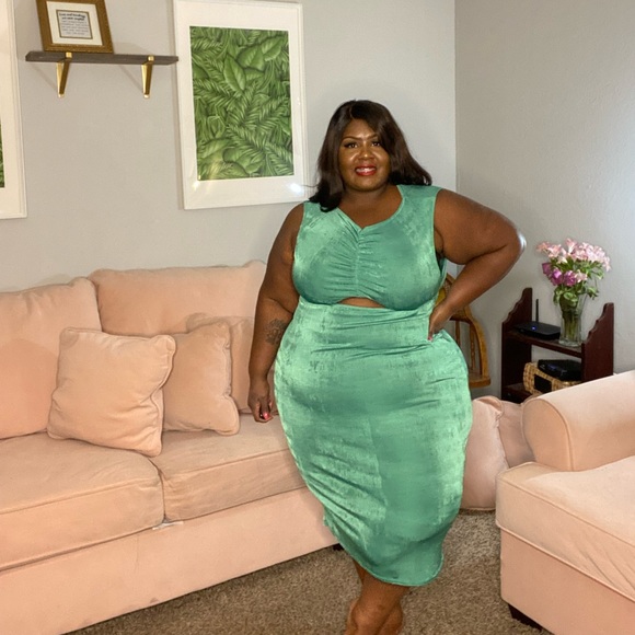 PrettyLittleThing Dresses & Skirts - Green Ruched Bust Cut Out Midi Dress sz 24